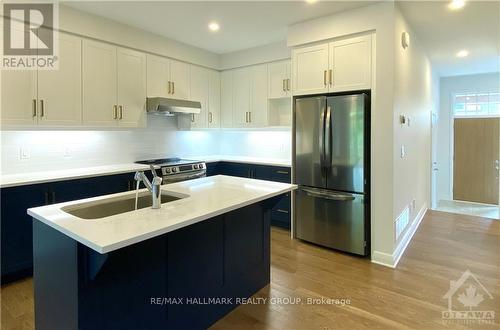 33 Kinver, Ottawa, ON - Indoor Photo Showing Kitchen With Double Sink With Upgraded Kitchen