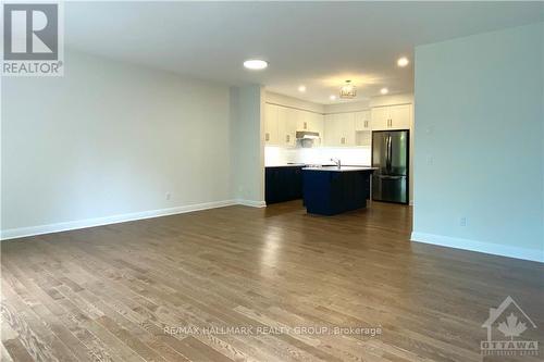 33 Kinver, Ottawa, ON - Indoor Photo Showing Kitchen