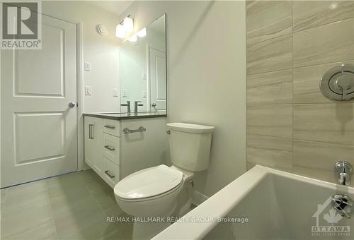 33 Kinver, Ottawa, ON - Indoor Photo Showing Bathroom