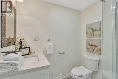 1096 Commissioners Road W, London, ON - Indoor Photo Showing Bathroom