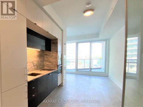 221 - 1 Edgewater Drive, Toronto, ON - Indoor Photo Showing Kitchen