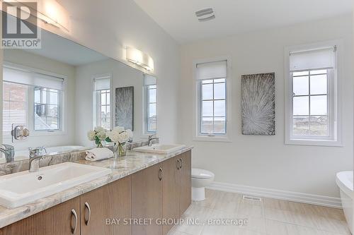 1 Frank Kelly Drive, East Gwillimbury, ON - Indoor Photo Showing Bathroom