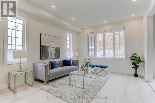 1 Frank Kelly Drive, East Gwillimbury, ON - Indoor Photo Showing Living Room