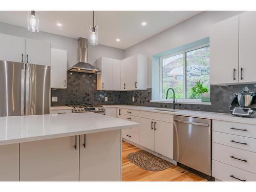 934 Redstone Drive, Rossland, BC - Indoor Photo Showing Kitchen With Upgraded Kitchen