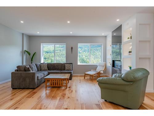 934 Redstone Drive, Rossland, BC - Indoor Photo Showing Living Room