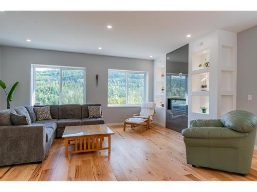 934 Redstone Drive, Rossland, BC - Indoor Photo Showing Living Room