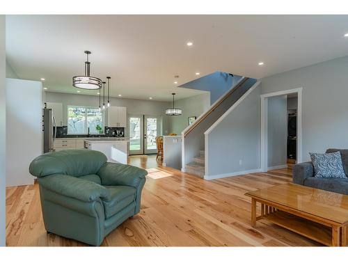 934 Redstone Drive, Rossland, BC - Indoor Photo Showing Living Room