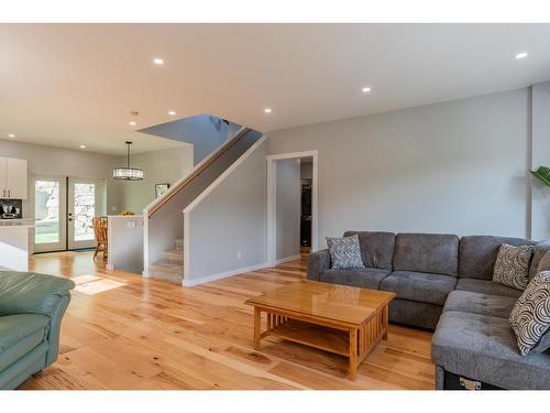 934 Redstone Drive, Rossland, BC - Indoor Photo Showing Living Room