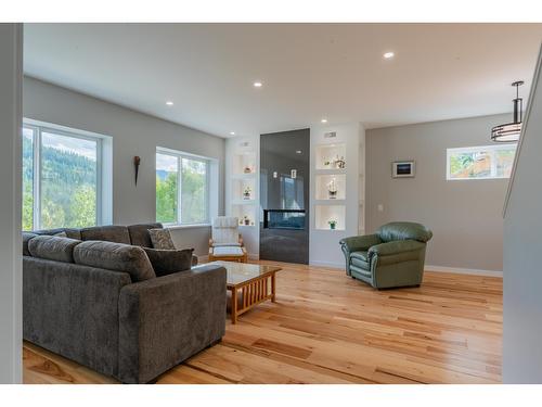 934 Redstone Drive, Rossland, BC - Indoor Photo Showing Living Room