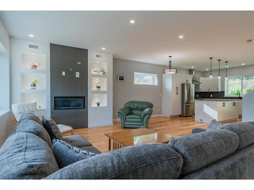 934 Redstone Drive, Rossland, BC - Indoor Photo Showing Living Room With Fireplace