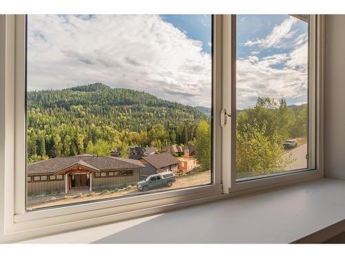 934 Redstone Drive, Rossland, BC - Indoor Photo Showing Other Room