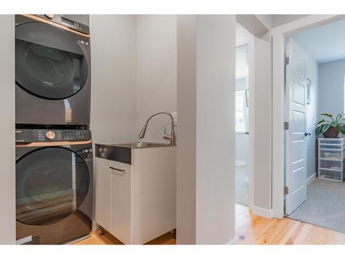 934 Redstone Drive, Rossland, BC - Indoor Photo Showing Laundry Room