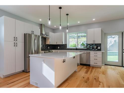 934 Redstone Drive, Rossland, BC - Indoor Photo Showing Kitchen With Upgraded Kitchen