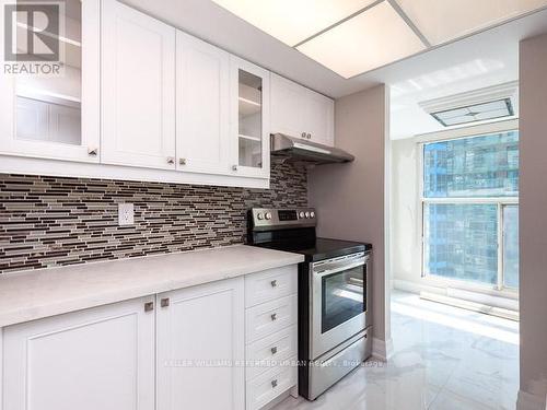 3008 - 77 Harbour Square, Toronto, ON - Indoor Photo Showing Kitchen