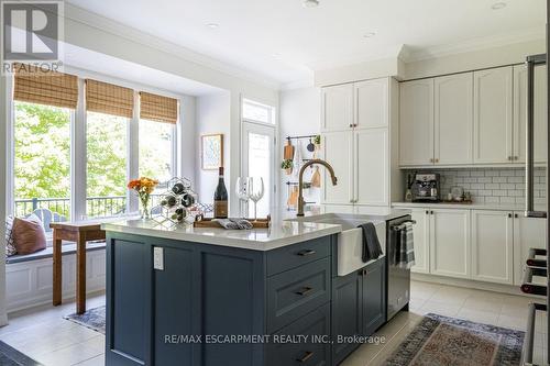 120 Peer Court, Hamilton (Meadowlands), ON - Indoor Photo Showing Kitchen With Upgraded Kitchen