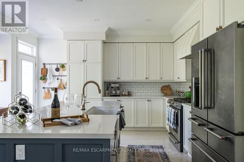 120 Peer Court, Hamilton (Meadowlands), ON - Indoor Photo Showing Kitchen With Upgraded Kitchen