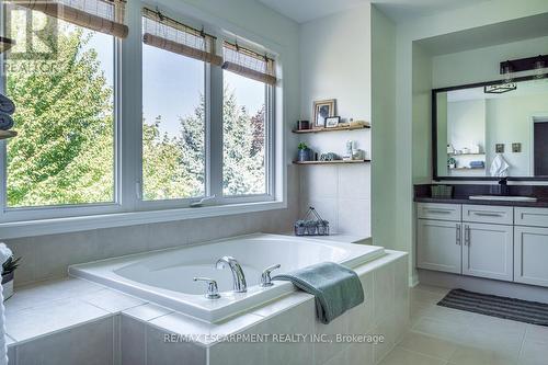 120 Peer Court, Hamilton (Meadowlands), ON - Indoor Photo Showing Bathroom