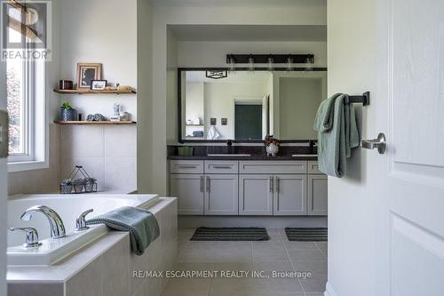 120 Peer Court, Hamilton (Meadowlands), ON - Indoor Photo Showing Bathroom