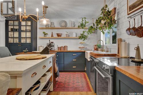 61 Malcolm Place, Saskatoon, SK - Indoor Photo Showing Kitchen