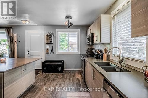 11 Goldsboro Road, Cambridge, ON - Indoor Photo Showing Kitchen With Double Sink