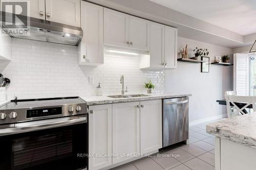 171 Westbank Trail, Hamilton (Stoney Creek Mountain), ON - Indoor Photo Showing Kitchen With Upgraded Kitchen