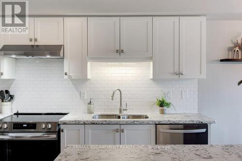 171 Westbank Trail, Hamilton (Stoney Creek Mountain), ON - Indoor Photo Showing Kitchen With Double Sink With Upgraded Kitchen