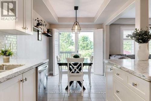 171 Westbank Trail, Hamilton (Stoney Creek Mountain), ON - Indoor Photo Showing Kitchen With Upgraded Kitchen