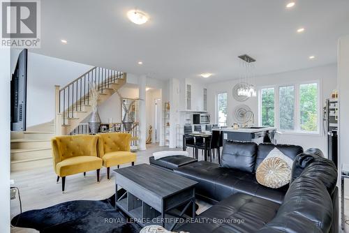 1 Lynx Path, Halton Hills, ON - Indoor Photo Showing Living Room