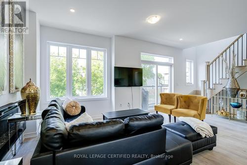 1 Lynx Path, Halton Hills, ON - Indoor Photo Showing Living Room