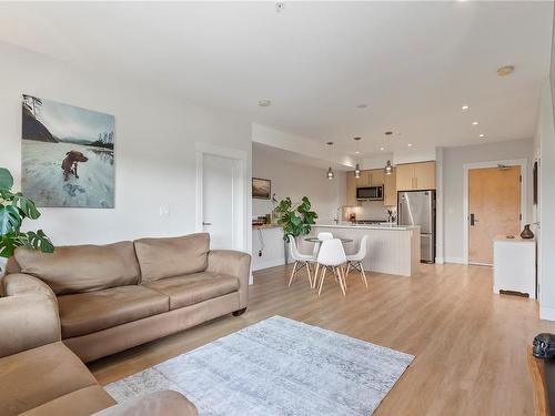 302-2500 Hackett Cres, Central Saanich, BC - Indoor Photo Showing Living Room