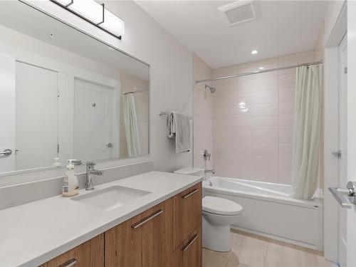 302-2500 Hackett Cres, Central Saanich, BC - Indoor Photo Showing Bathroom