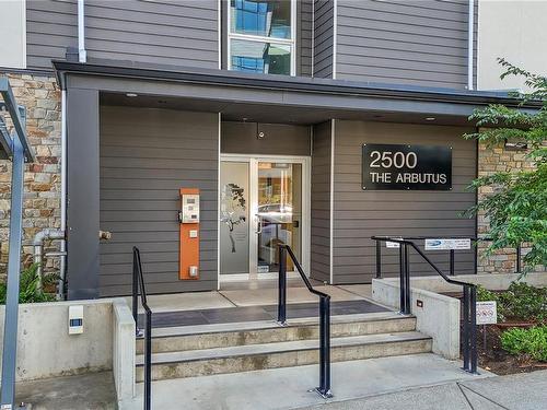 302-2500 Hackett Cres, Central Saanich, BC - Outdoor