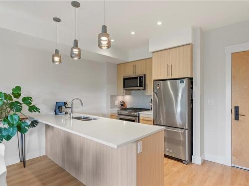 302-2500 Hackett Cres, Central Saanich, BC - Indoor Photo Showing Kitchen With Stainless Steel Kitchen With Double Sink With Upgraded Kitchen