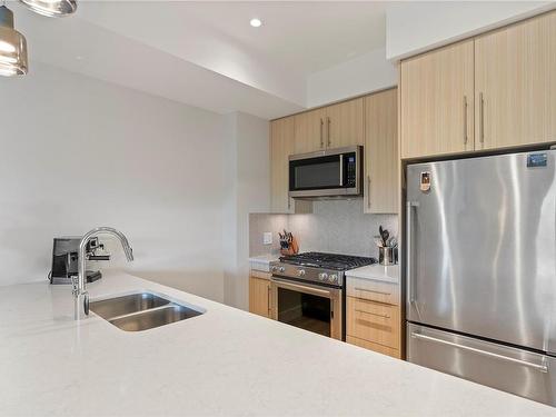 302-2500 Hackett Cres, Central Saanich, BC - Indoor Photo Showing Kitchen With Stainless Steel Kitchen With Double Sink