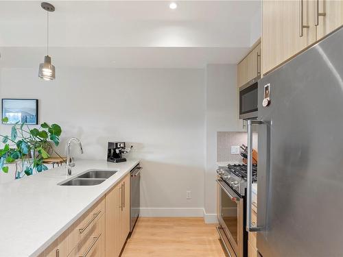 302-2500 Hackett Cres, Central Saanich, BC - Indoor Photo Showing Kitchen With Stainless Steel Kitchen With Double Sink