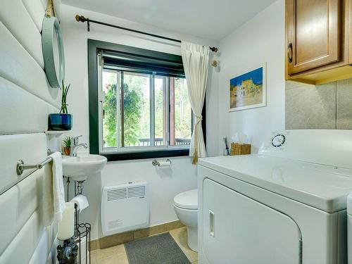 Powder room - 5 Mtée Du Refuge, Sainte-Marguerite-Du-Lac-Masson, QC - Indoor Photo Showing Bathroom