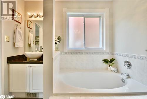 4 piece bath w soaker tub & separate glass shower! - 165 Cheltenham Road, Barrie, ON - Indoor Photo Showing Bathroom