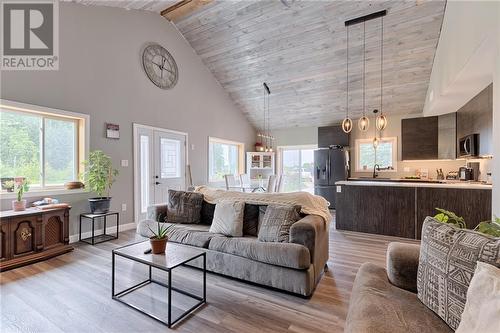 39592 Hwy 41 Highway, Pembroke, ON - Indoor Photo Showing Living Room