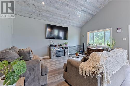 39592 Hwy 41 Highway, Pembroke, ON - Indoor Photo Showing Living Room