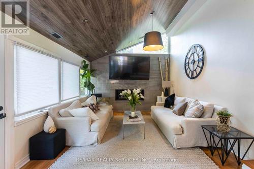 2150 Elmhurst Avenue, Oakville (Eastlake), ON - Indoor Photo Showing Living Room