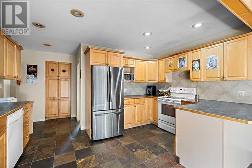 Kitchen - 1468 Renfrew Drive Ne, Calgary, AB - Indoor Photo Showing Kitchen