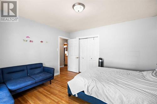 1468 Renfrew Drive Ne, Calgary, AB - Indoor Photo Showing Bedroom