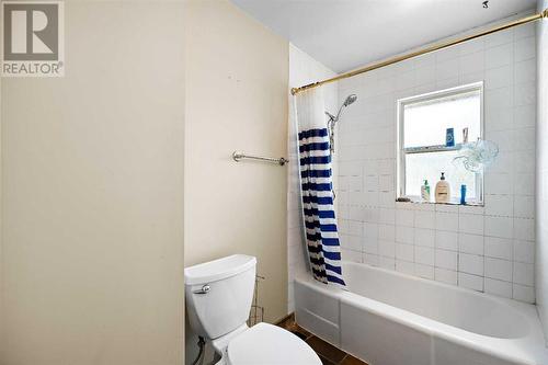 Main Floor 4 Pc Bathroom - 1468 Renfrew Drive Ne, Calgary, AB - Indoor Photo Showing Bathroom