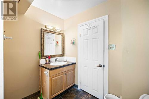 1468 Renfrew Drive Ne, Calgary, AB - Indoor Photo Showing Bathroom