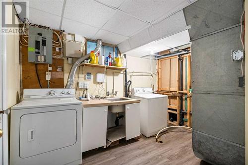 Laundry Room - 1468 Renfrew Drive Ne, Calgary, AB - Indoor Photo Showing Laundry Room