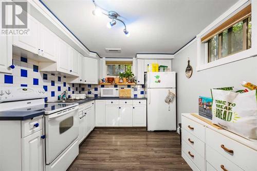 1468 Renfrew Drive Ne, Calgary, AB - Indoor Photo Showing Kitchen