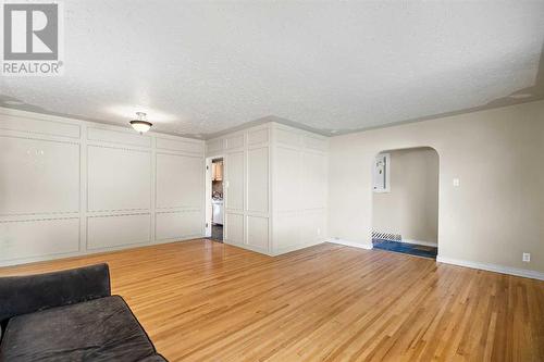 1468 Renfrew Drive Ne, Calgary, AB - Indoor Photo Showing Other Room