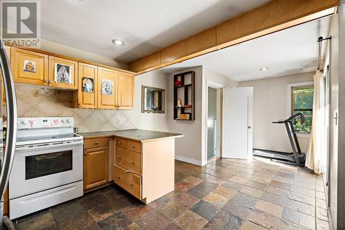 Kitchen - 1468 Renfrew Drive Ne, Calgary, AB - Indoor Photo Showing Kitchen