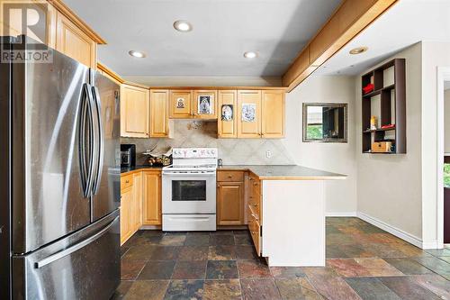 1468 Renfrew Drive Ne, Calgary, AB - Indoor Photo Showing Kitchen