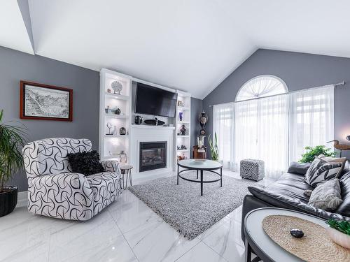 Salon - 1207 Rue Étienne-Sanschagrin, Saint-Jean-Sur-Richelieu, QC - Indoor Photo Showing Living Room With Fireplace